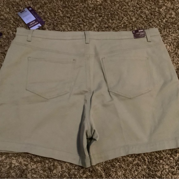 Gloria Vanderbilt Amanda Short 20W Frosted Glass - Picture 3 of 5